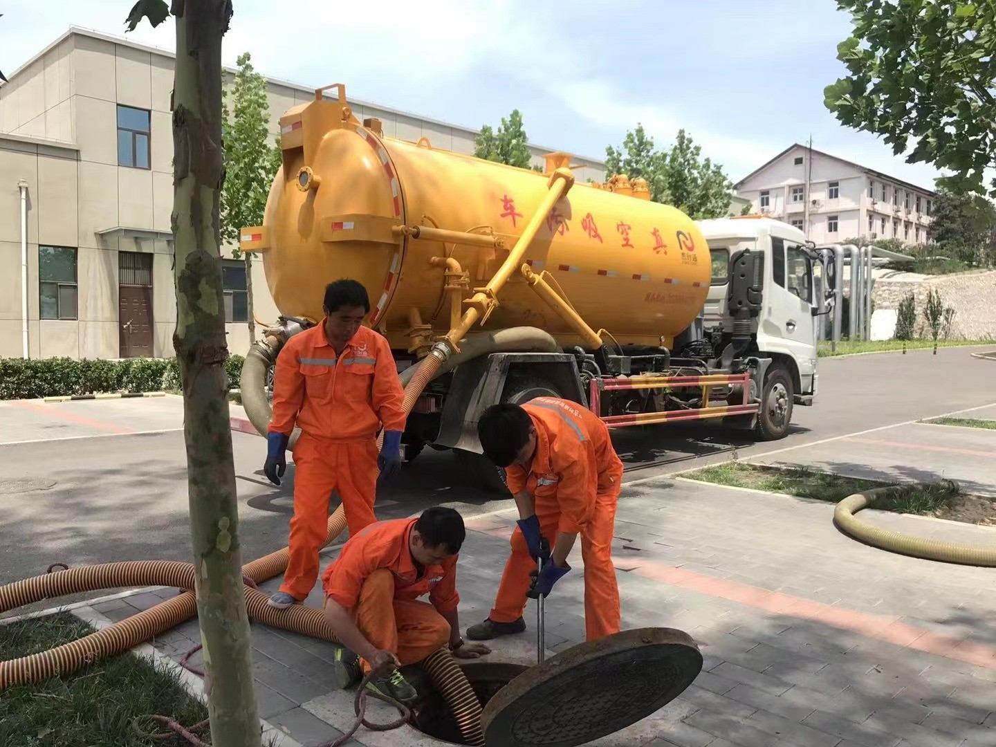 长丰管道疏通车停在窨井附近