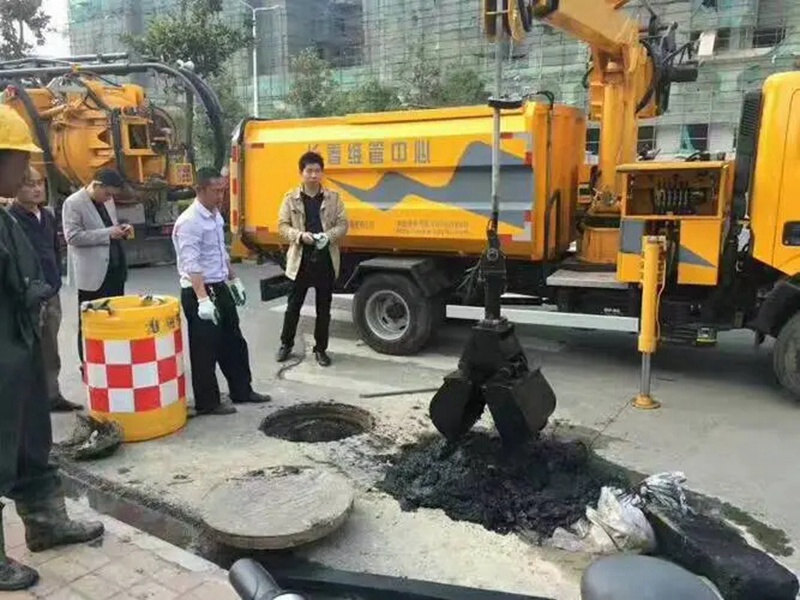 长丰街道：网格员化身“清道夫”，为民解忧疏通“堵心”化粪池