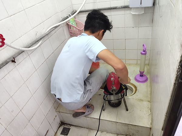 长丰管道堵塞冒臭气 专业师傅现场解决问题